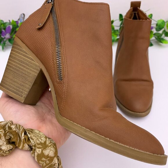 DV by Dolce Vita Shoes - DV‎ Dolce Vita Brown Heeled Ankle Boot size 9